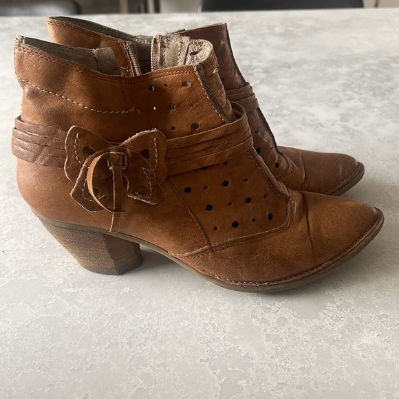 Adorable tan leather booties size 37 - Picture 2 of 4
